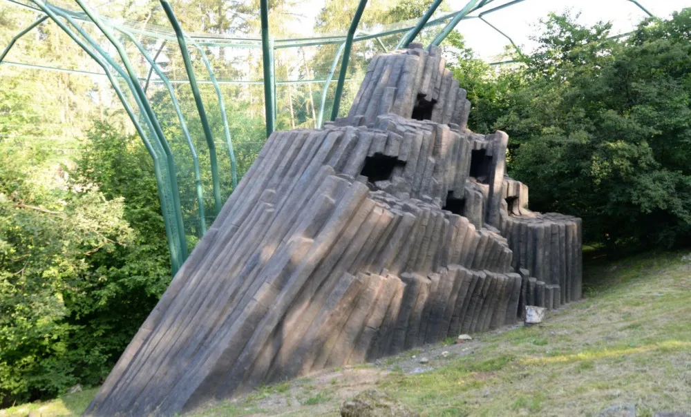 FOTO: Ve voliéře zvané Bábovka v Olomoucké zoo přibyly čedičové varhany