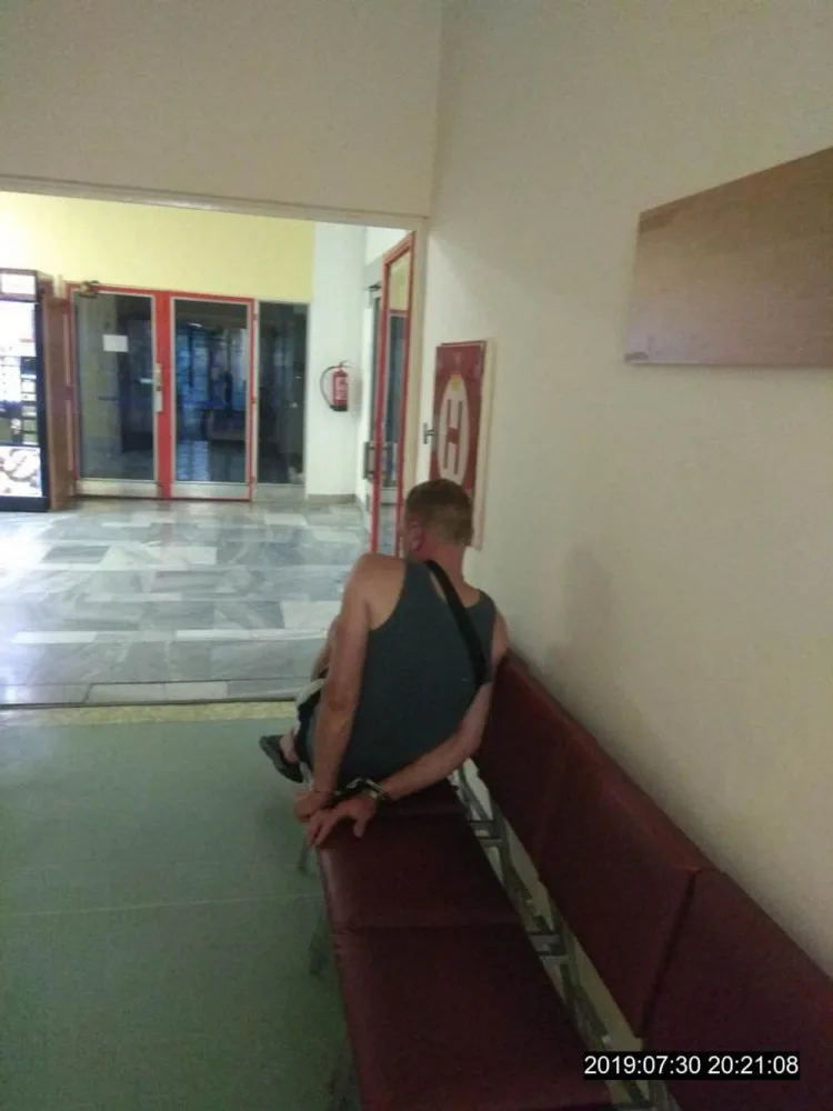 Opilý muž před azylovým domem slovně napadal kolemjdoucí. Nadýchal přes tři promile a skončil v poutech