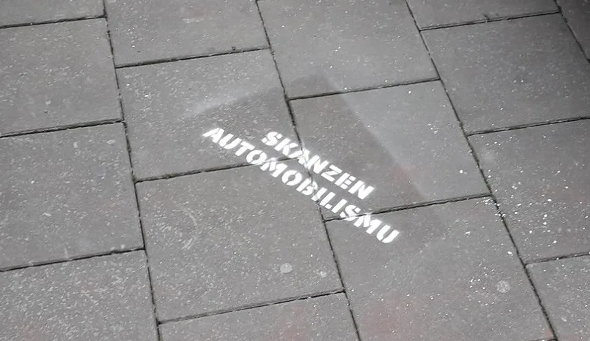 FOTO: Opoziční politici posprejovali chodník. Podle policie jim hrozí až rok za mřížemi