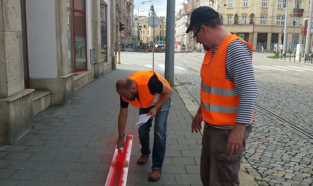 FOTO: Opoziční politici posprejovali chodník. Podle policie jim hrozí až rok za mřížemi