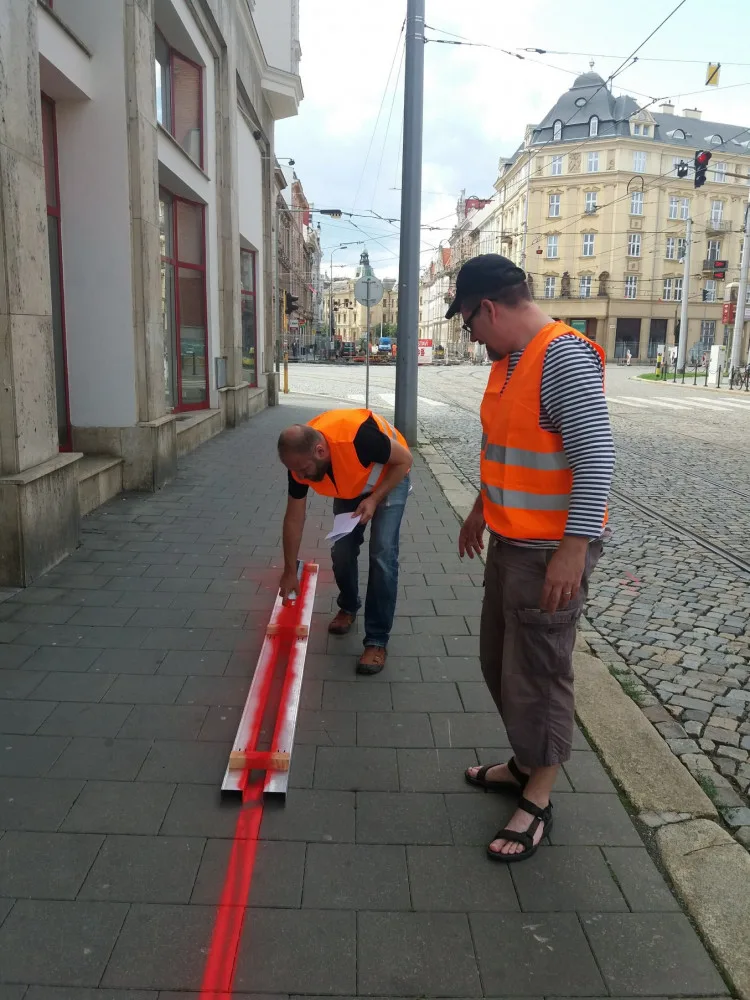 FOTO: Opoziční politici posprejovali chodník. Podle policie jim hrozí až rok za mřížemi