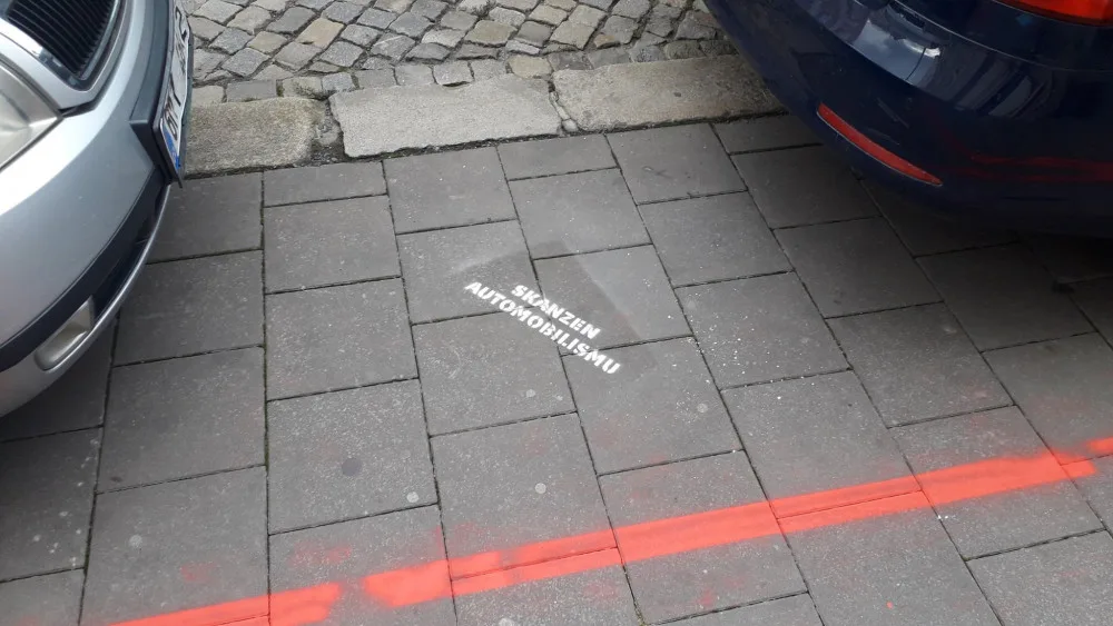 FOTO: Opoziční politici posprejovali chodník. Podle policie jim hrozí až rok za mřížemi