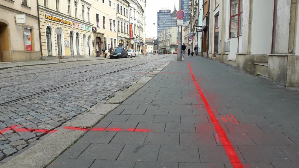 FOTO: Opoziční politici posprejovali chodník. Podle policie jim hrozí až rok za mřížemi