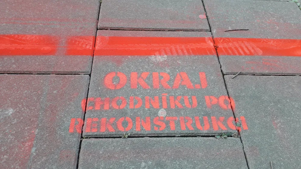 FOTO: Opoziční politici posprejovali chodník. Podle policie jim hrozí až rok za mřížemi