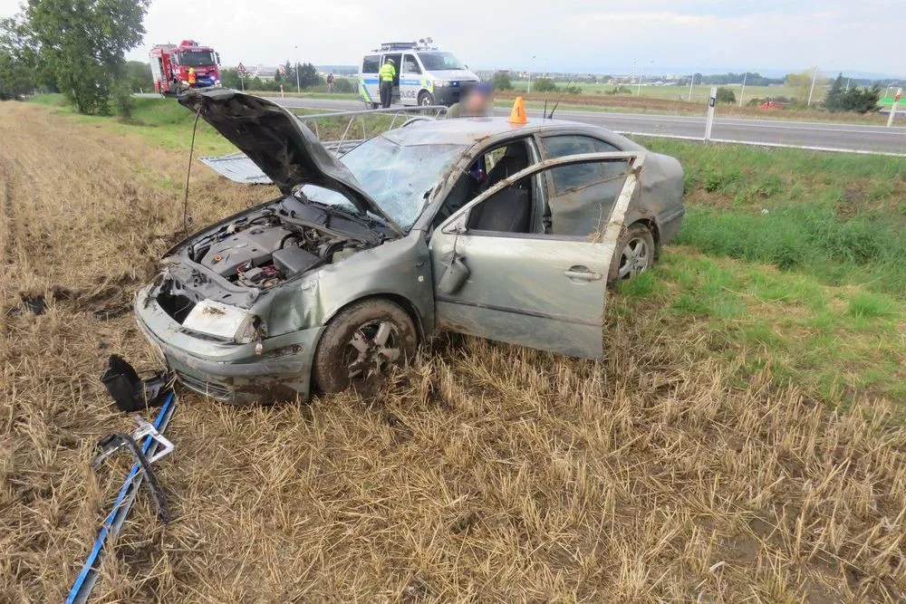 FOTO: Řidička se nevěnovala řízení, stahovala okénko a skončila v poli