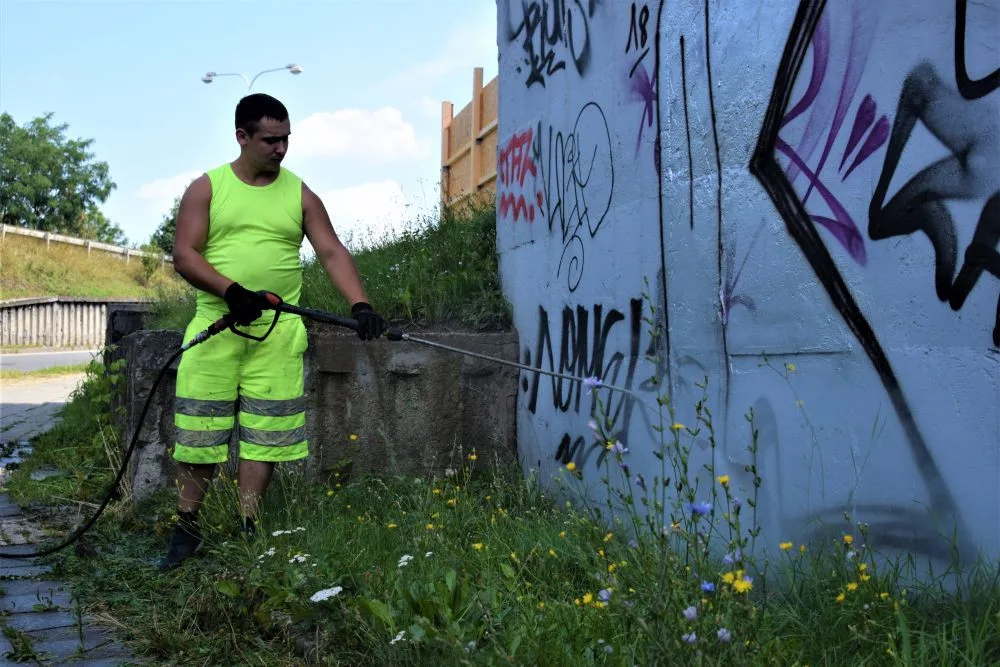 FOTO/VIDEO: Čistič Karlova mostu dnes v Olomouci představil technologii odstraňování graffiti