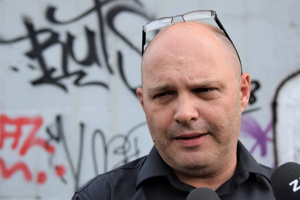 FOTO/VIDEO: Čistič Karlova mostu dnes v Olomouci představil technologii odstraňování graffiti