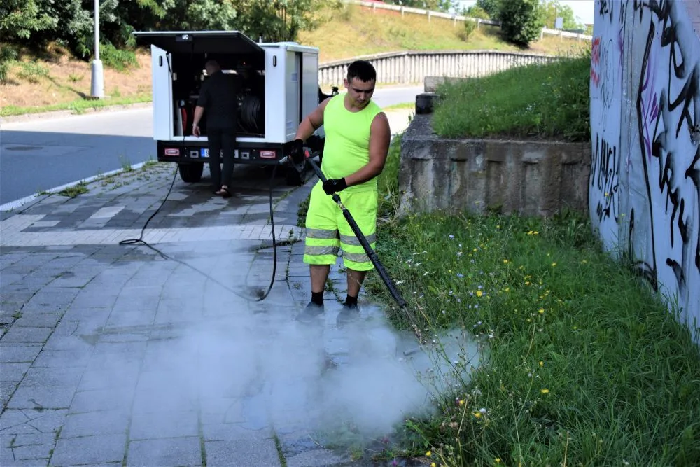 FOTO/VIDEO: Čistič Karlova mostu dnes v Olomouci představil technologii odstraňování graffiti