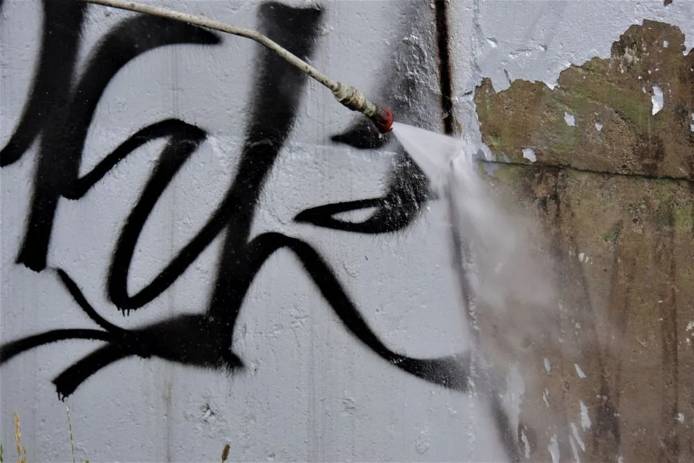 FOTO/VIDEO: Čistič Karlova mostu dnes v Olomouci představil technologii odstraňování graffiti