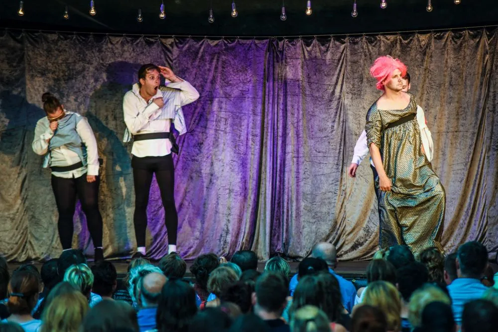 Olomoucké „nejen“ shakespearovské léto je tady. Nabídne Anetu Langerovou, komedie i nové stand-upy