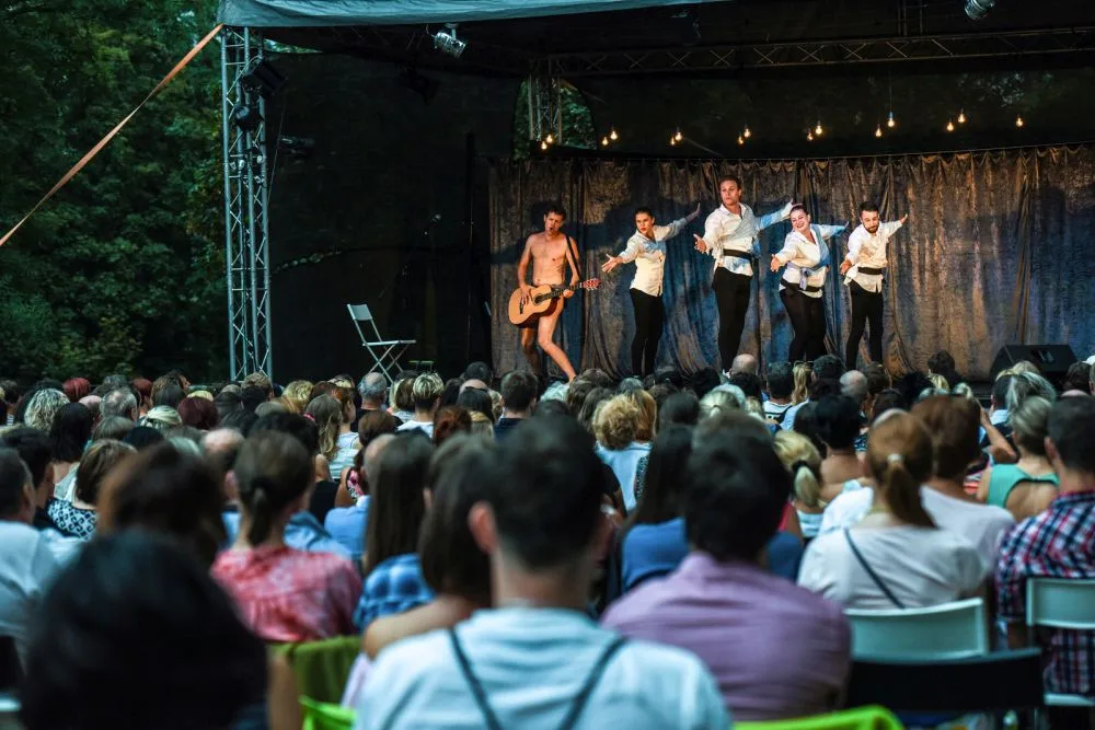 Olomoucké „nejen“ shakespearovské léto je tady. Nabídne Anetu Langerovou, komedie i nové stand-upy