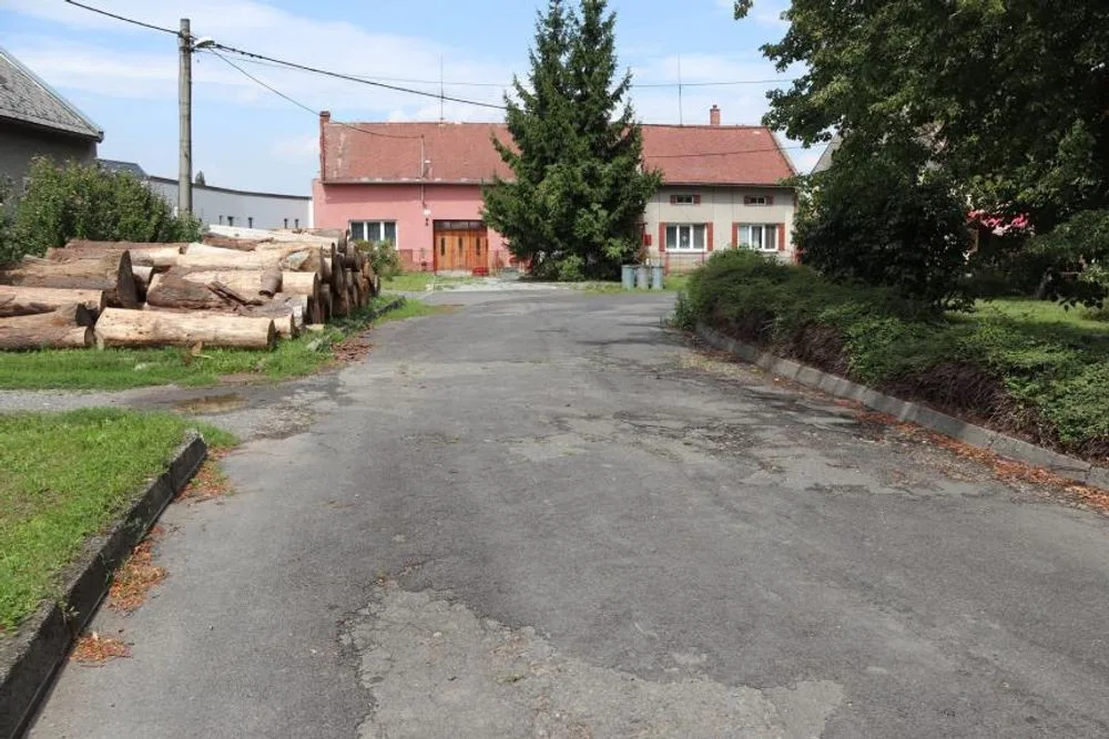 V Lověšicích proběhne oprava chodníků a silnice. Rekonstrukce vyjde na více než sedm milionů