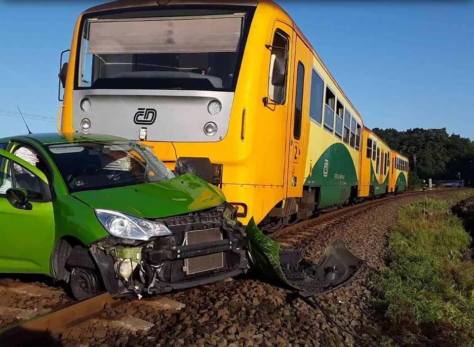 FOTO: Na přejezdu u Olomouce se srazil vlak s autem, zranily se dvě ženy