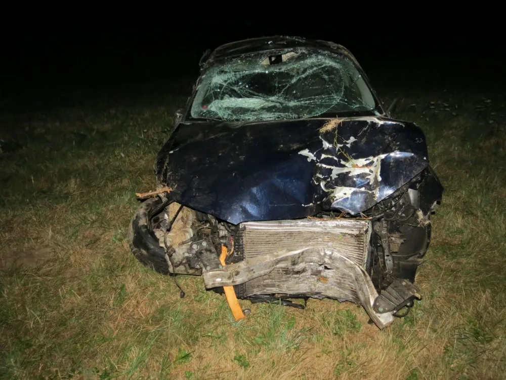 Opilý mladík vjel rychle do zatáčky a havaroval do stromu. Navíc usedl za volant bez řidičáku