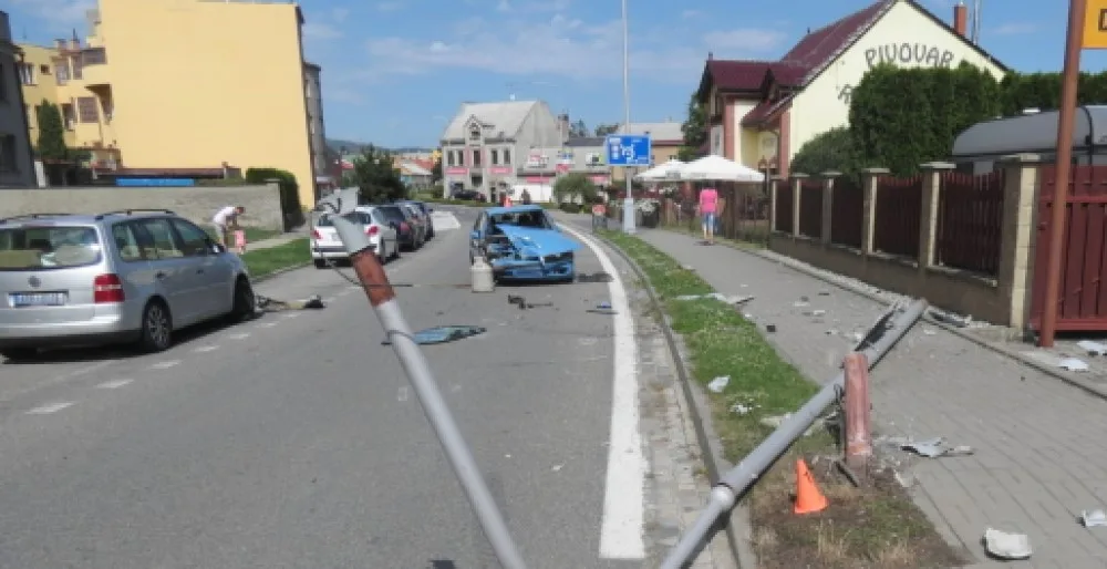 Opilý senior narazil do sloupu veřejného osvětlení. Zranil se a přišel o řidičský průkaz