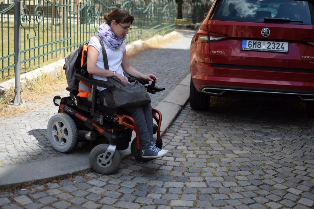 Jak se žije v Olomouci lidem na invalidním vozíku? Projeli jsme město se Zdeňkou Vyoralovou
