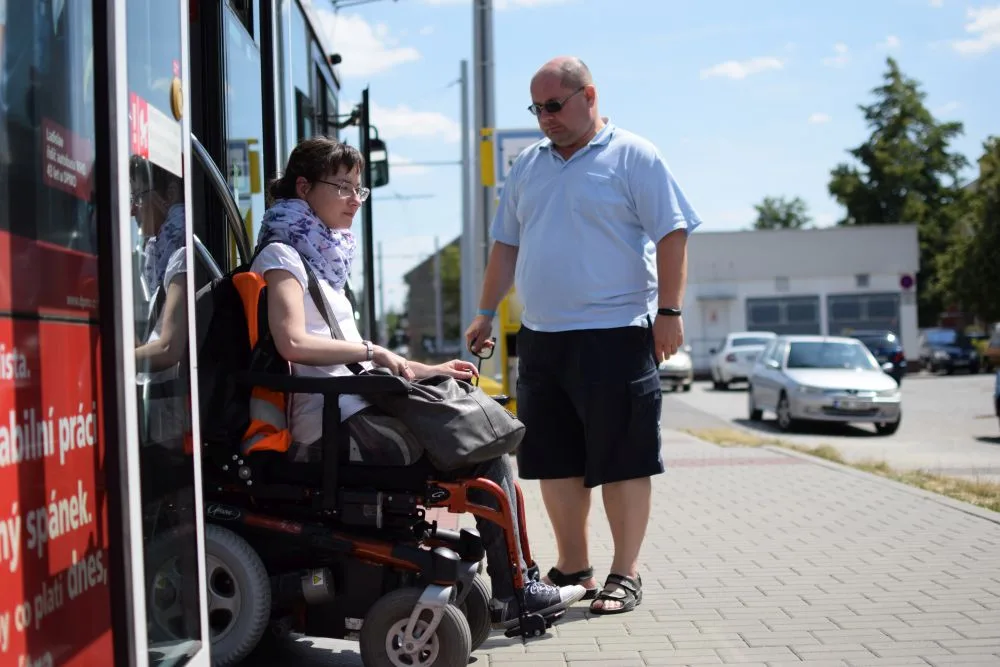 Jak se žije v Olomouci lidem na invalidním vozíku? Projeli jsme město se Zdeňkou Vyoralovou