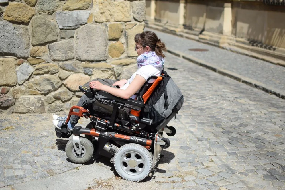 Jak se žije v Olomouci lidem na invalidním vozíku? Projeli jsme město se Zdeňkou Vyoralovou
