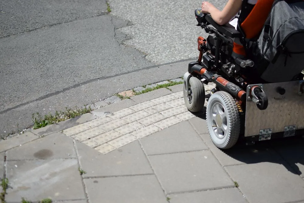 Jak se žije v Olomouci lidem na invalidním vozíku? Projeli jsme město se Zdeňkou Vyoralovou