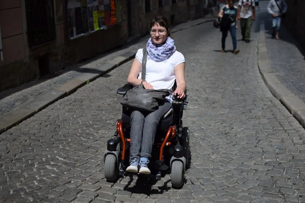 Jak se žije v Olomouci lidem na invalidním vozíku? Projeli jsme město se Zdeňkou Vyoralovou