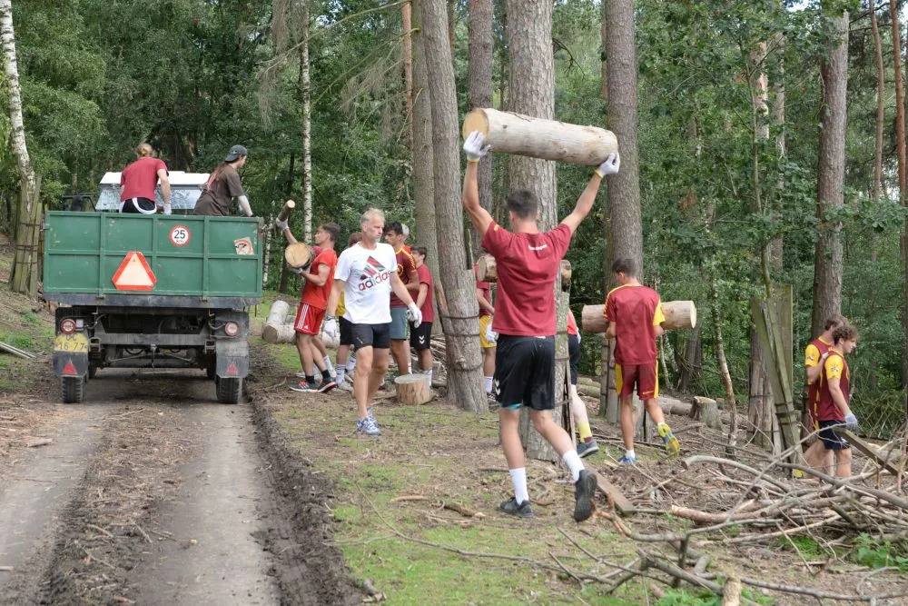 FOTO: Házenkáři pražské Dukly pomohli uklidit olomouckou zoo. Šlo o součást soustředění