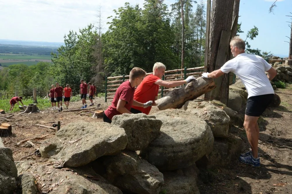 FOTO: Házenkáři pražské Dukly pomohli uklidit olomouckou zoo. Šlo o součást soustředění