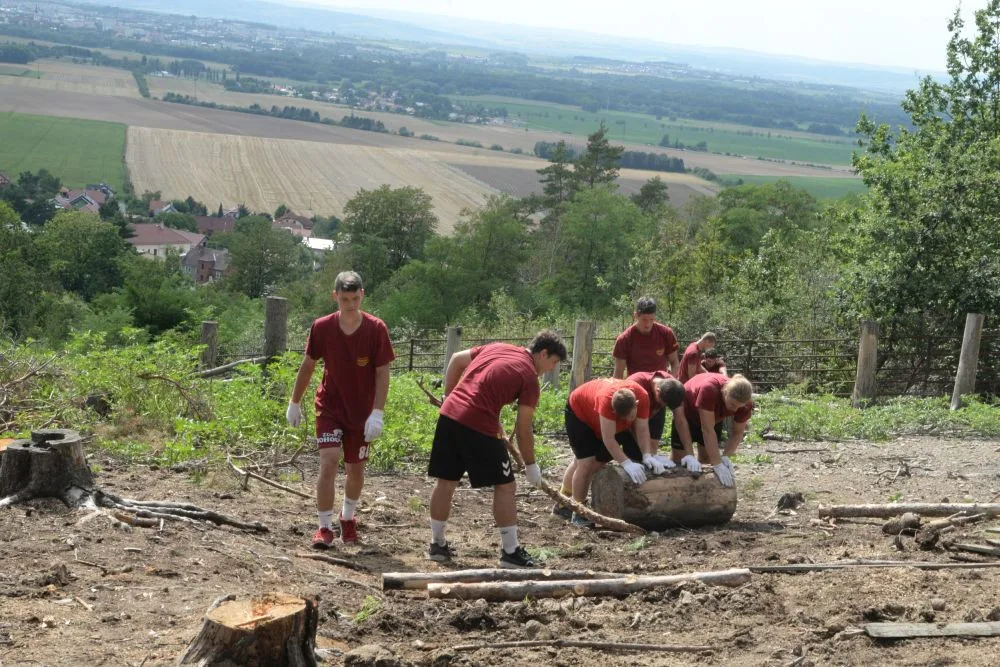 FOTO: Házenkáři pražské Dukly pomohli uklidit olomouckou zoo. Šlo o součást soustředění