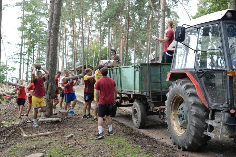 FOTO: Házenkáři pražské Dukly pomohli uklidit olomouckou zoo. Šlo o součást soustředění
