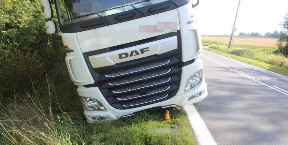 Řidič kamionu havaroval do příkopu. Policie zjistila, že má zákaz řízení