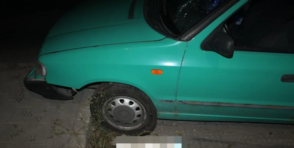 Dvaadvacetiletý řidič naboural do středového ostrůvku. Policii nadýchal přes jeden a půl promile