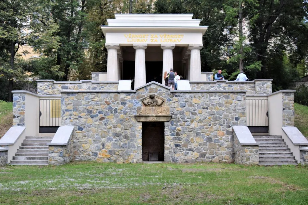 FOTO/VIDEO: Mauzoleum v Bezručových sadech má za sebou druhou etapu rekonstrukce