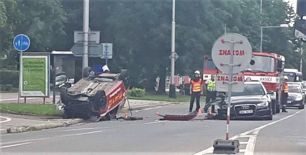 AKTUALIZOVÁNO: Při nehodě dvou osobních aut zůstala v havarovaném autě zaklíněná osoba