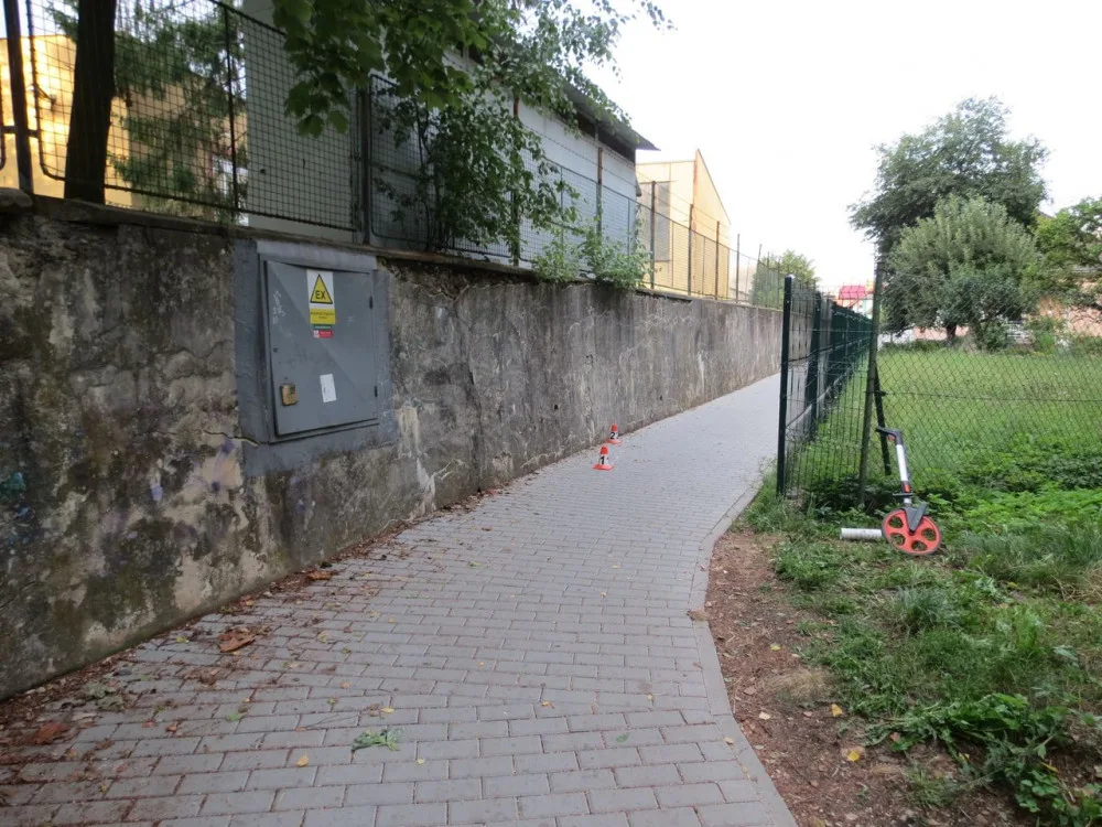 Opilý cyklista nezvládl jízdu po chodníku a naboural do zdi. Poté co upadl na chodník, skončil v nemocnici