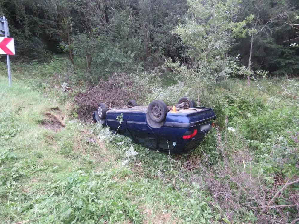 Řidič se 4,6 promile alkoholu v krvi jel rychle a havaroval. Do nemocnice byl transportován letecky