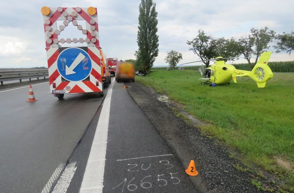 Řidič vyletěl s autem z dálnice. Zranili se tři dospělí a dvě děti