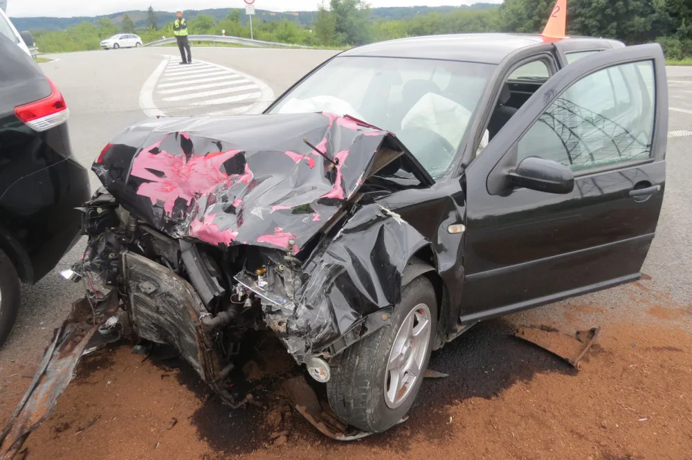 Nehoda dvou aut si vyžádala zranění šesti osob a škodu za sto osmdesát tisíc