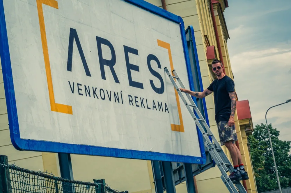 FOTO: Je to hlavně o rychlosti a přesnosti. Strávili jsme den v Olomouci s lepičem billboardů