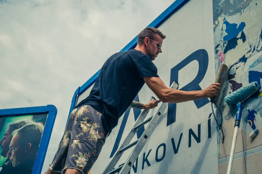 FOTO: Je to hlavně o rychlosti a přesnosti. Strávili jsme den v Olomouci s lepičem billboardů