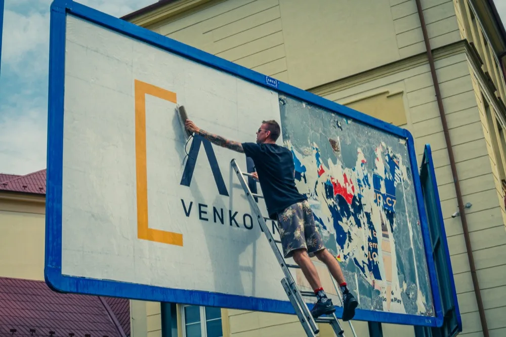 FOTO: Je to hlavně o rychlosti a přesnosti. Strávili jsme den v Olomouci s lepičem billboardů