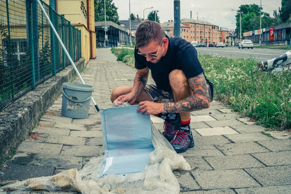 FOTO: Je to hlavně o rychlosti a přesnosti. Strávili jsme den v Olomouci s lepičem billboardů