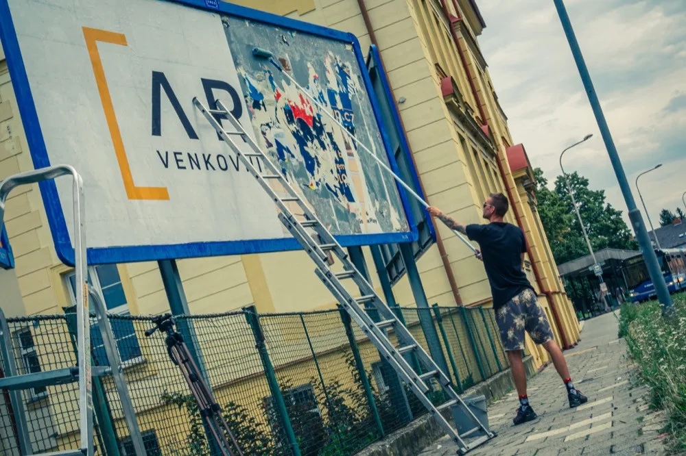 FOTO: Je to hlavně o rychlosti a přesnosti. Strávili jsme den v Olomouci s lepičem billboardů