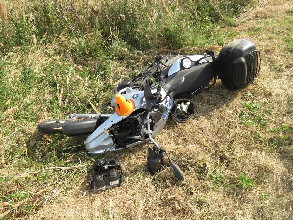 Motorkář nezvládl řízení, upadl a zranil se. Do cesty mu prý vběhl zajíc