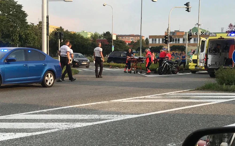 FOTO: Řidička na Velkomoravské ulici srazila při odbočování motorkáře. Je zraněný