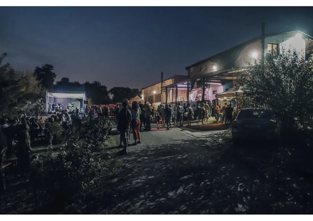 Olomoucký festival Řeka má duši přilákal stovky lidí. Ti se v noci plavili na raftech po Moravě