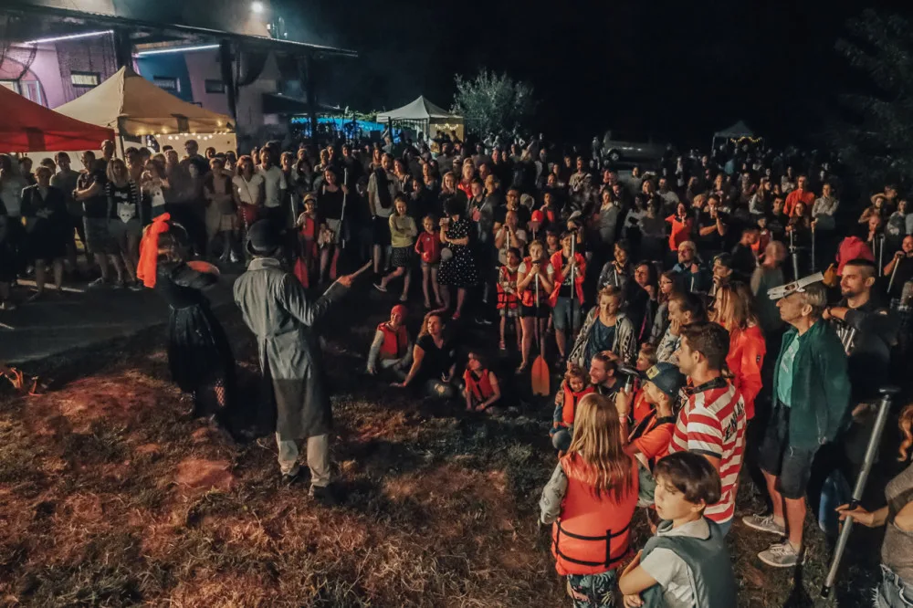 Olomoucký festival Řeka má duši přilákal stovky lidí. Ti se v noci plavili na raftech po Moravě