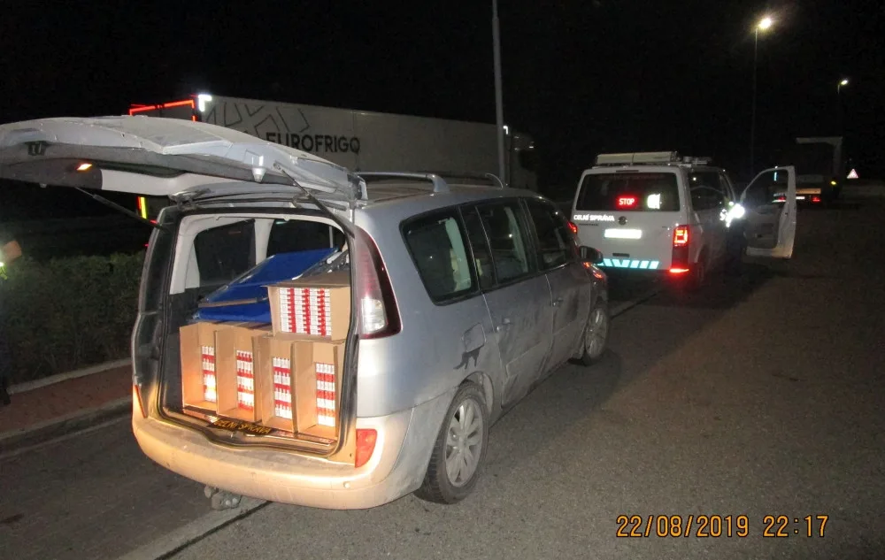FOTO: Olomoučtí celníci našli v osobním autě 150 tisíc pašovaných cigaret. Řidičce hrozí tři roky vězení