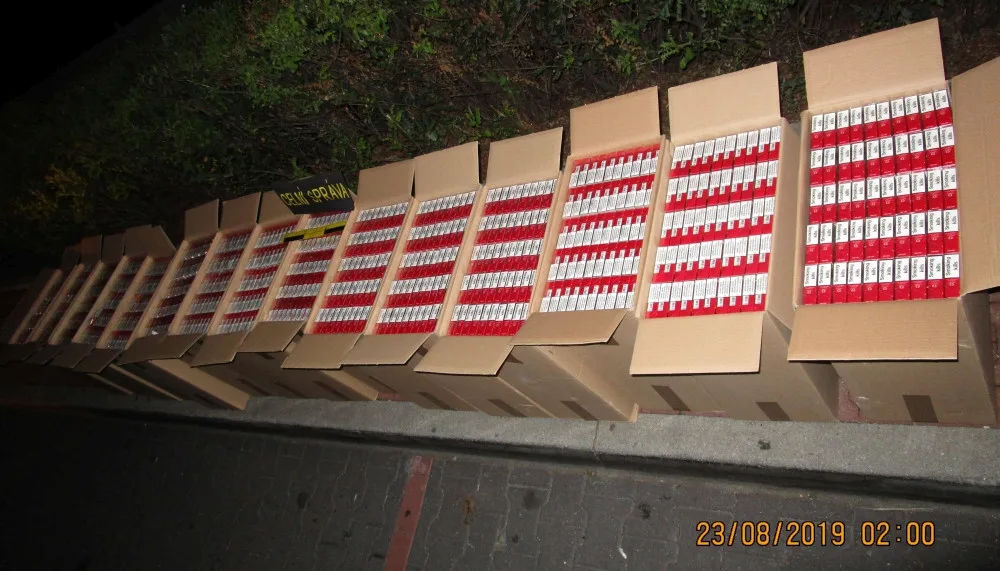 FOTO: Olomoučtí celníci našli v osobním autě 150 tisíc pašovaných cigaret. Řidičce hrozí tři roky vězení