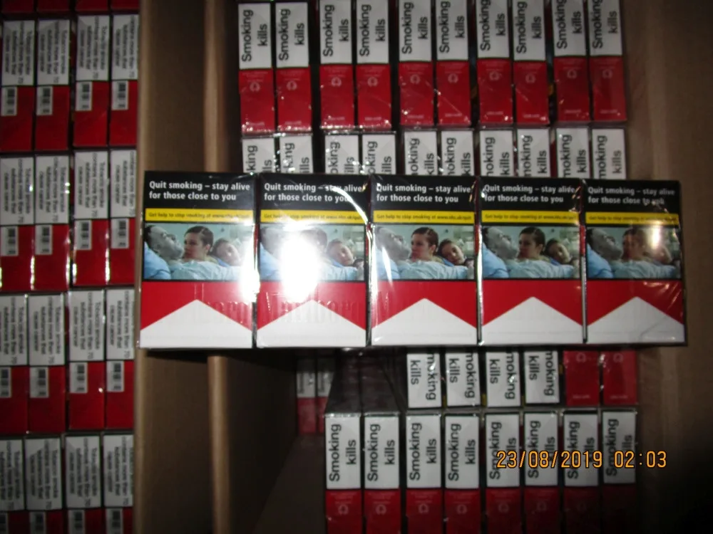 FOTO: Olomoučtí celníci našli v osobním autě 150 tisíc pašovaných cigaret. Řidičce hrozí tři roky vězení