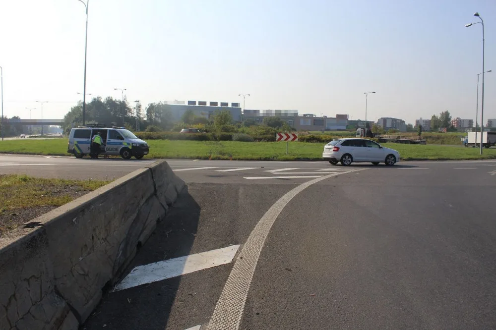 FOTO: Opilý muž nezvládl řízení. Fabia skončila uprostřed kruhového objezdu u Globusu