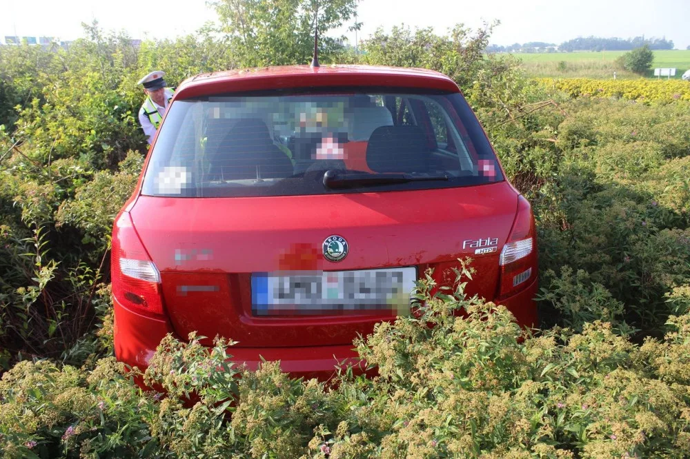 FOTO: Opilý muž nezvládl řízení. Fabia skončila uprostřed kruhového objezdu u Globusu
